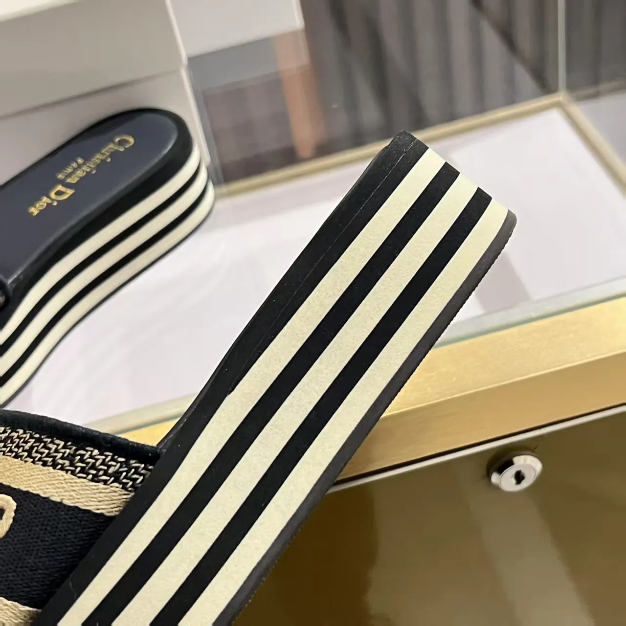 👟👟Ex-factory price 420👟👟 Dior's latest high-quality embroidered slippers - Hand-embroidered craftsmanship, time-consuming craftsmanship - Lambskin lining, breathable and soft - Non-slip rubber thick sole, lightweight cushioning - Sizes 35-40 (41 customized) ** Walk with ease, walking between art and life. ** Dior embroidered slippers - let pointe become a poetic extension of your taste and style.